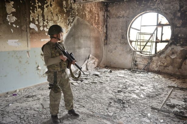 PKK'lı teröristler cami ve okulu yakıp yıktı! 6