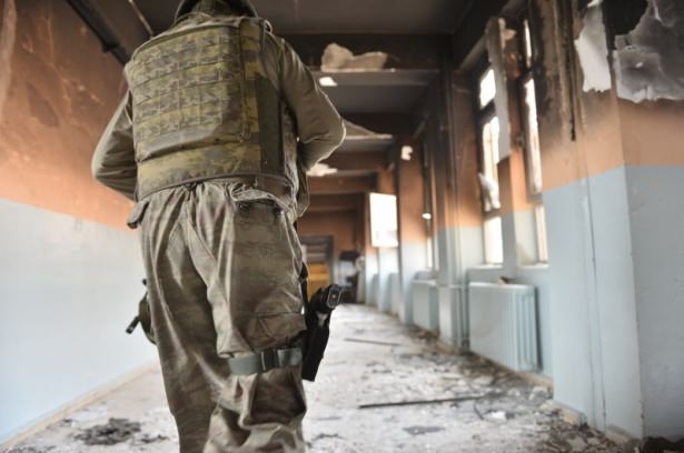 PKK'lı teröristler cami ve okulu yakıp yıktı! 7
