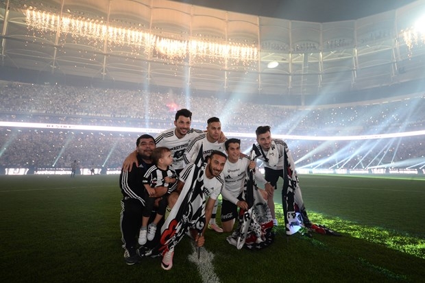 Beşiktaşlı futbolcuların şampiyonluk sevinci 33