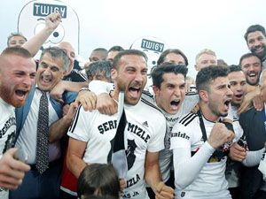 Beşiktaşlı futbolcuların şampiyonluk sevinci