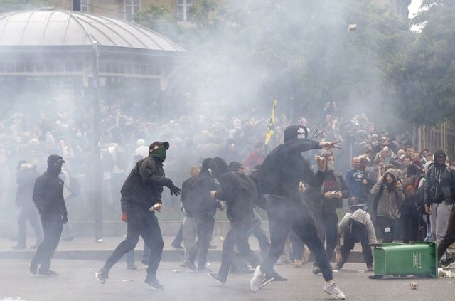 Fransa polisi eylemcilere acımadı! 1