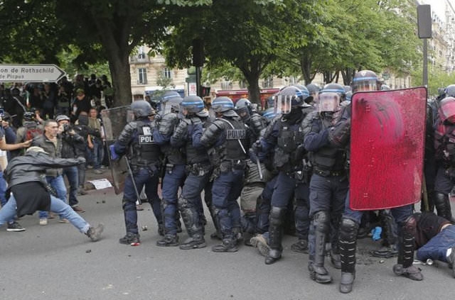 Fransa polisi eylemcilere acımadı! 10