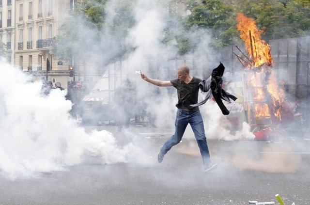 Fransa polisi eylemcilere acımadı! 2