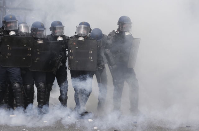 Fransa polisi eylemcilere acımadı! 4