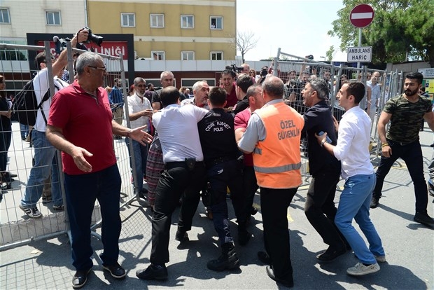 Bakırköy'de kavgaya Çevik kuvvet müdahale etti 7