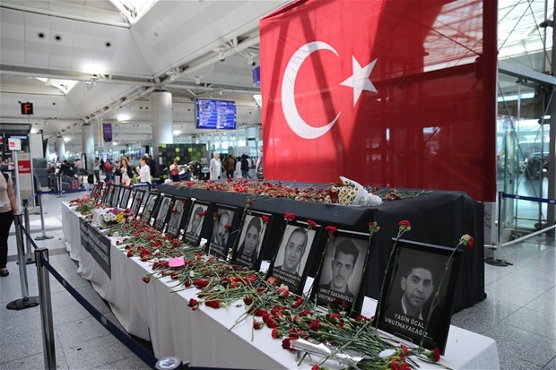Atatürk Havalimanı'nda hayatını kaybedenlere dua edildi 17