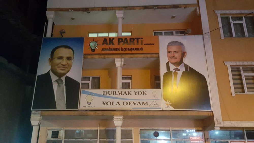 AK Parti'yi karıştıran afiş! 8