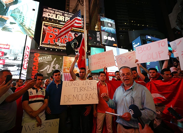 FETÖ'nün darbe girişimi New York'ta protesto edildi 4