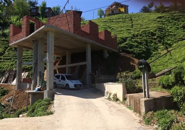 Köy yolunun üzerine ev yapıyor 8