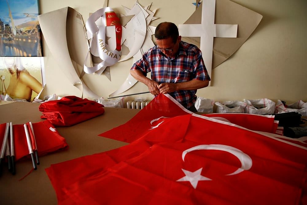 Türk bayraklarına talep arttı, kumaş yetişmiyor 3