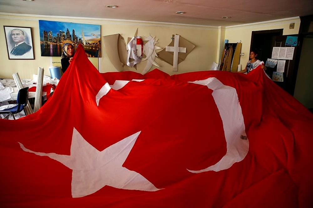Türk bayraklarına talep arttı, kumaş yetişmiyor 4