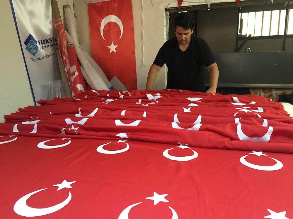 Türk bayraklarına talep arttı, kumaş yetişmiyor 10