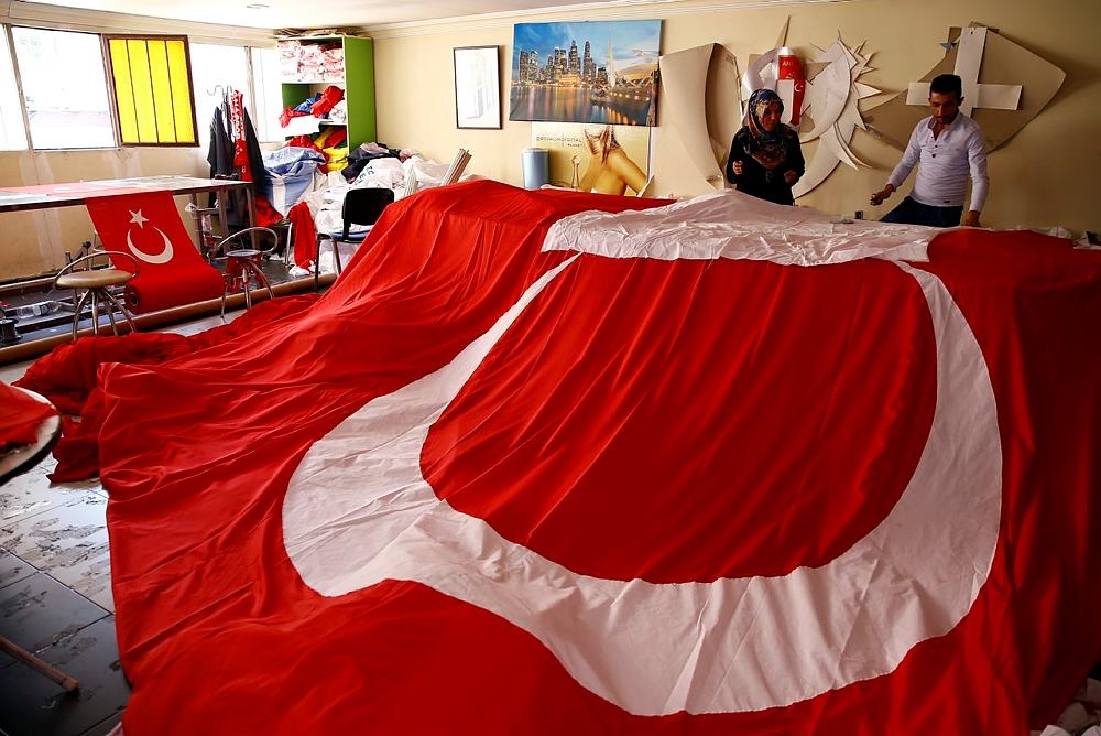 Türk bayraklarına talep arttı, kumaş yetişmiyor 4