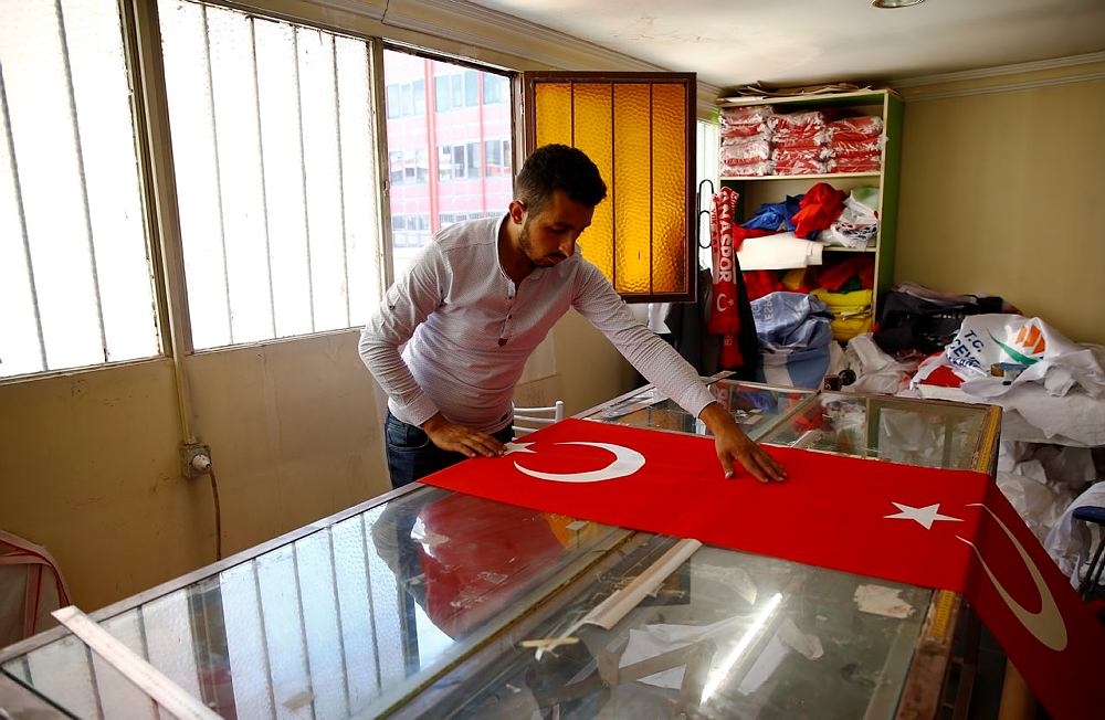 Türk bayraklarına talep arttı, kumaş yetişmiyor 8