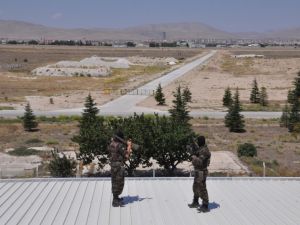 Keskin nişancılar jet üssünde 'kuş uçurtmuyor'