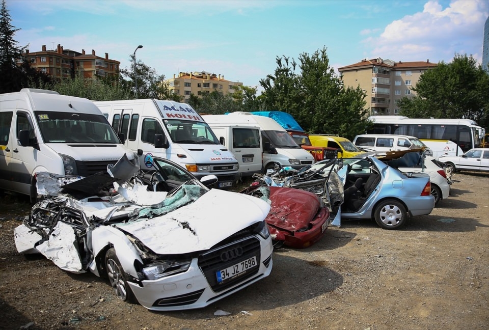 Tankların ezdiği araçlar Ankara Emniyet Müdürlüğün'de tutuluyor 1