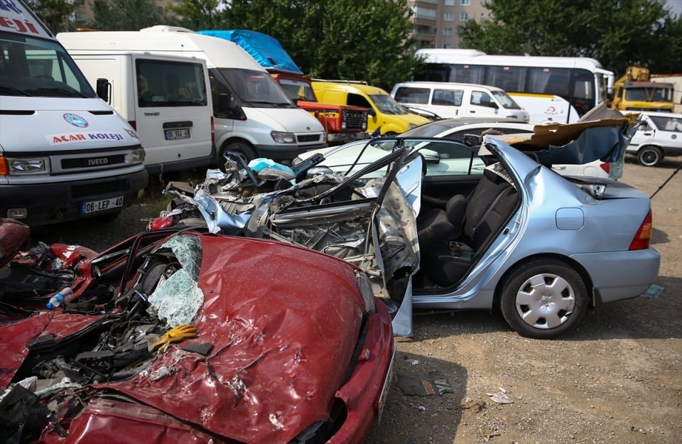 Tankların ezdiği araçlar Ankara Emniyet Müdürlüğün'de tutuluyor 5
