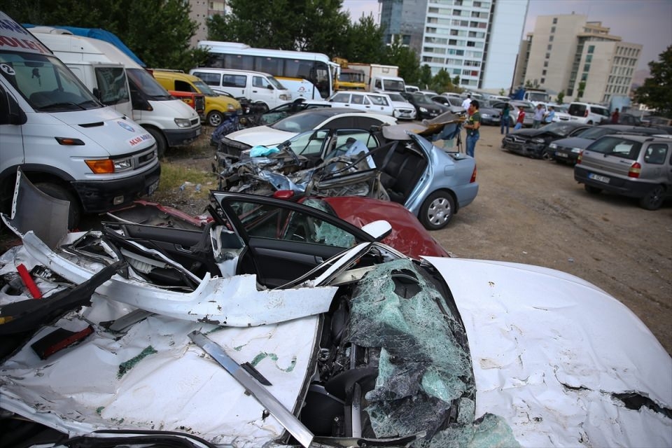 Tankların ezdiği araçlar Ankara Emniyet Müdürlüğün'de tutuluyor 6