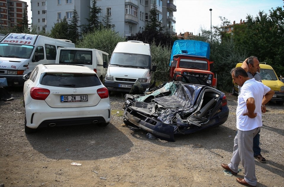 Tankların ezdiği araçlar Ankara Emniyet Müdürlüğün'de tutuluyor 9
