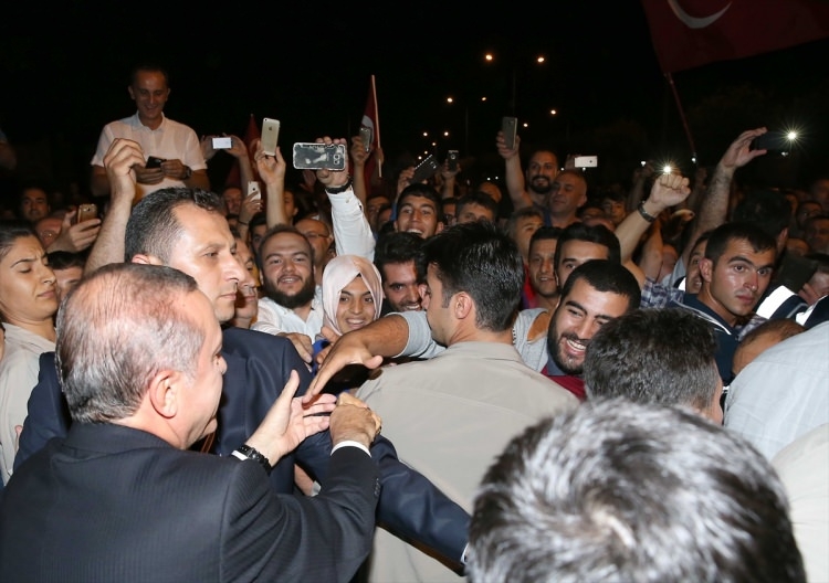 Cumhurbaşkanı Erdoğan demokrasi nobetinde 1