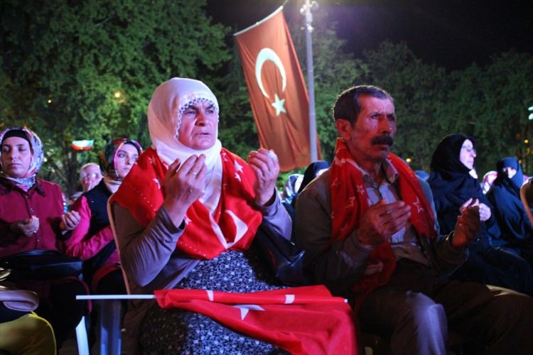 Cumhurbaşkanı Erdoğan demokrasi nobetinde 17