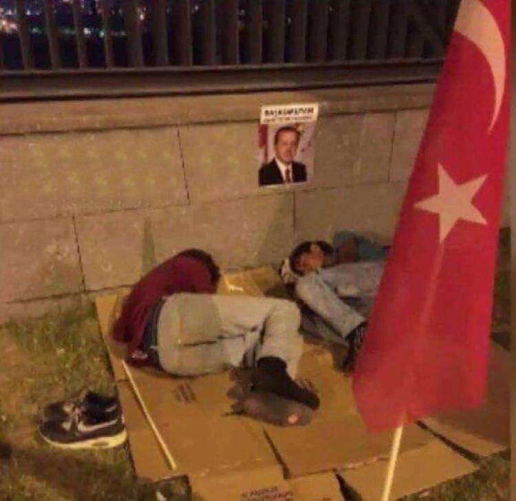 Cumhurbaşkanı Erdoğan demokrasi nobetinde 43