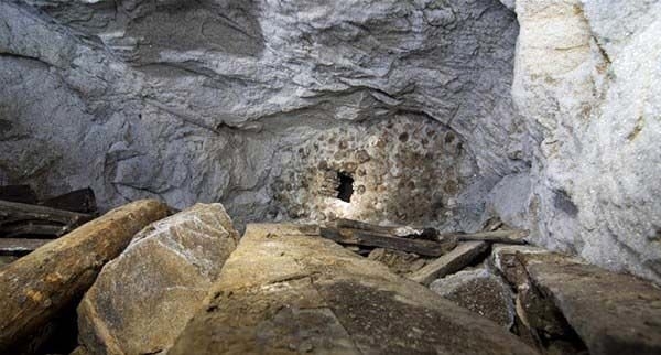 Baraka yıkılınca gizli tünel ortaya çıktı 33