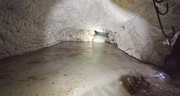 Baraka yıkılınca gizli tünel ortaya çıktı 34