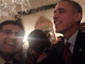 Obama darbecilerle selfie yaptı