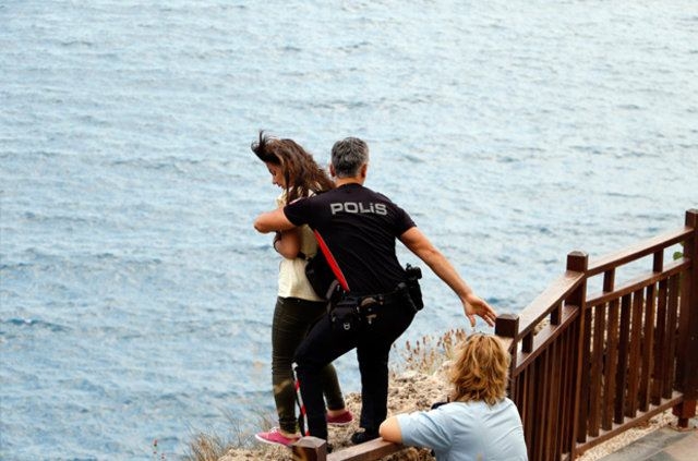 Kahraman polis genç kadını ölümden kurtardı 7