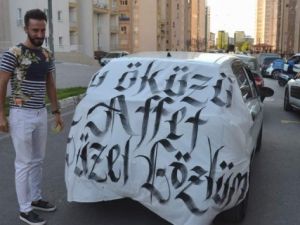 Genç aşığın hazırladığı pankart görenleri şaşırttı