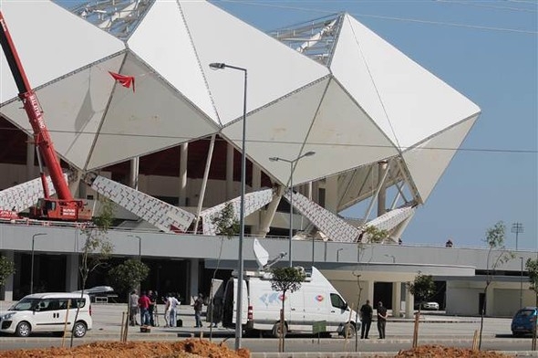 Akyazı Stadı'nda canlı yayın kavgası 9