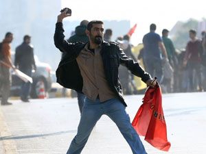 Polise taş ve sopalarla saldırdılar