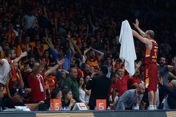 Galatasaray taraftarlarını isyan ettiren olay! 10