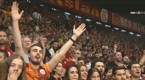 Galatasaray taraftarlarını isyan ettiren olay! 2