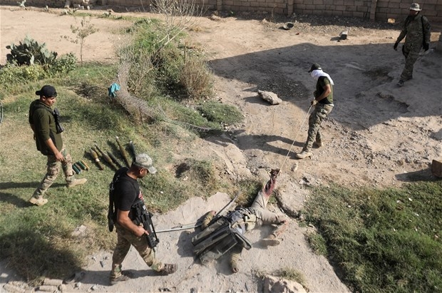 IŞİD Musul'da onlarca sivili elektrik direklerine astı! 56