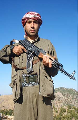 O TERORISTIN PKK KAMPINDAKI FOTOGRAFLARI 2