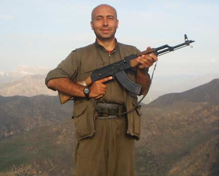 O TERORISTIN PKK KAMPINDAKI FOTOGRAFLARI 5