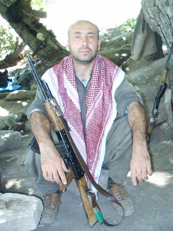 O TERORISTIN PKK KAMPINDAKI FOTOGRAFLARI 6