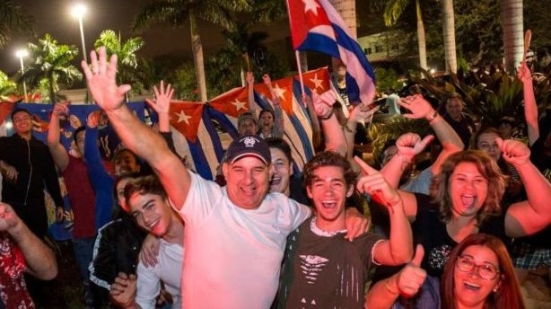 Küçük Havana'da Fidel Castro'nun ölümünü kutladılar 3
