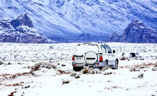 Suudi Arabistan'da çöle aniden kar yağdı! 8