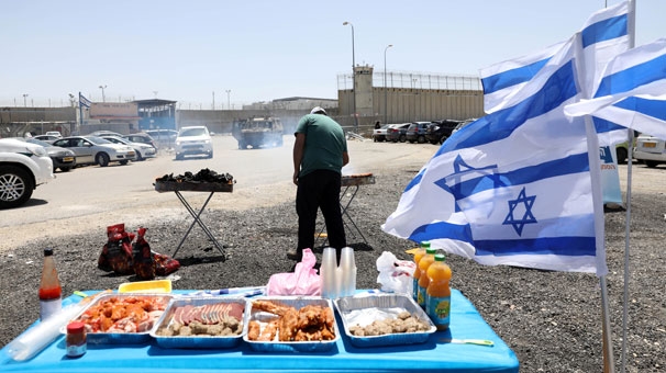İsrailliler açlık grevi yapılan cezaevinin önünde mangal yaptı 1