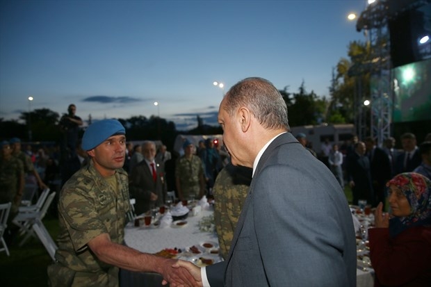 Erdoğan ve Gül tugayda birlikte iftar yaptı 4