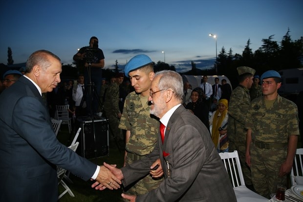 Erdoğan ve Gül tugayda birlikte iftar yaptı 7