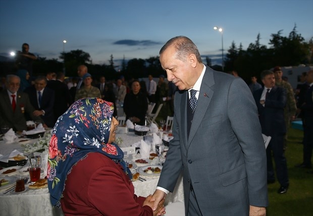 Erdoğan ve Gül tugayda birlikte iftar yaptı 9