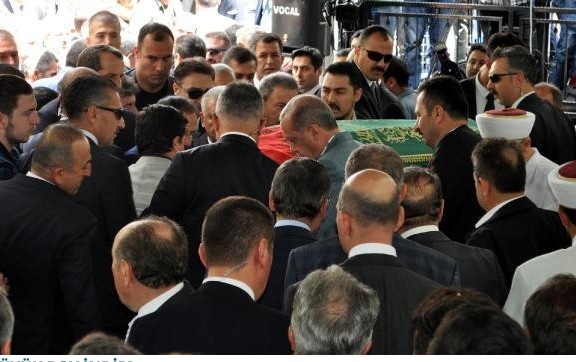 Acı gününde yalnız bırakmadı Erdoğan da tabuta omuz verdi 2