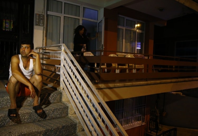 Ege'de 6.3'lük deprem! Gece yarısı halk sokağa döküldü 10
