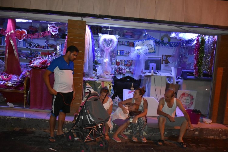 Ege'de 6.3'lük deprem! Gece yarısı halk sokağa döküldü 11