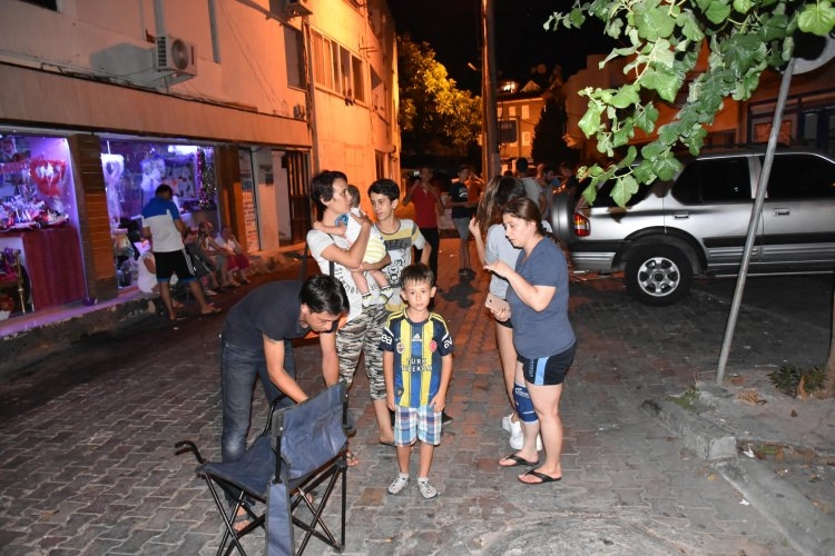 Ege'de 6.3'lük deprem! Gece yarısı halk sokağa döküldü 12
