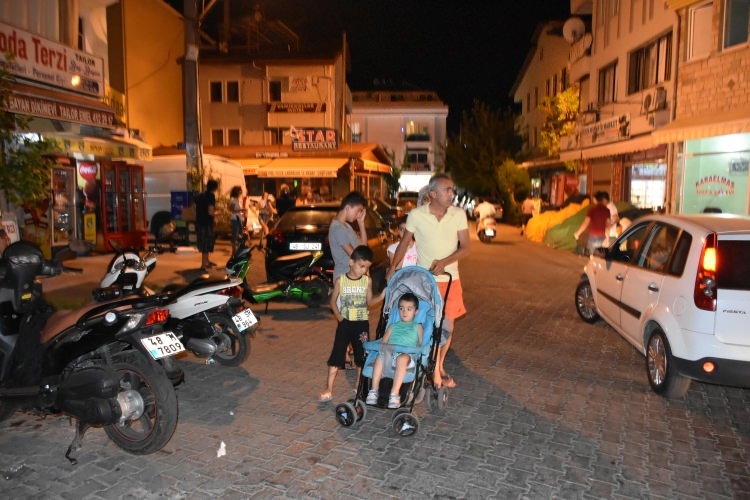 Ege'de 6.3'lük deprem! Gece yarısı halk sokağa döküldü 13